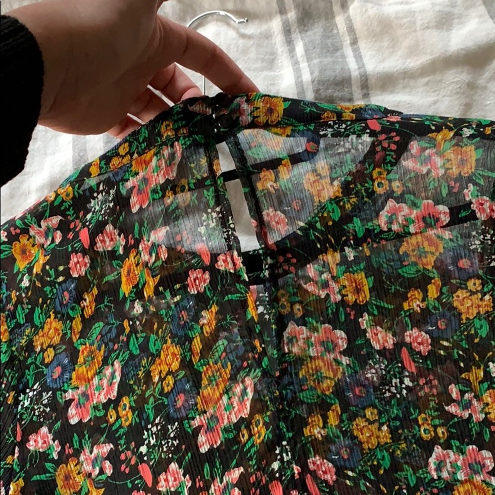 Floral top with size zipper and fit through waist - Picture 3 of 7